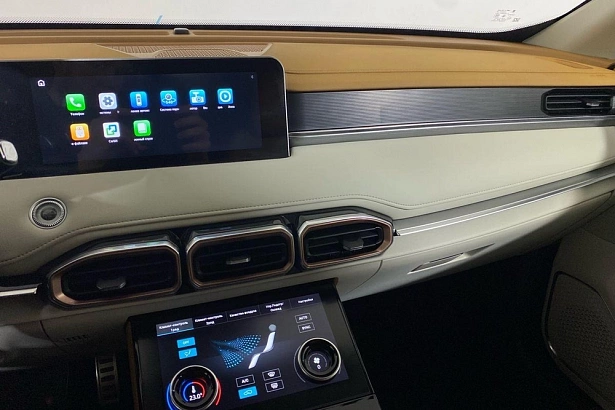 X70 PLUS Luxury 1.6 AMT (190 л.с.) фото 21